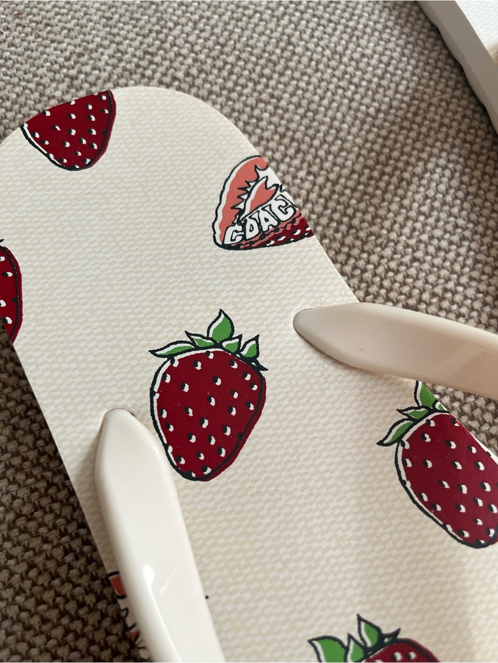 Coach NWT Zayn Strawberry Chalk flip flops size 9 - Picture 4 of 9